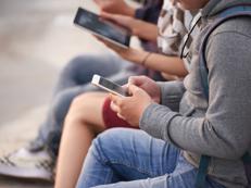 I giovani italiani si confidano con l'IA soprattutto sulla scuola più che in qualsiasi altro paese europeo, ma sono i meno propensi a seguirne i consigli