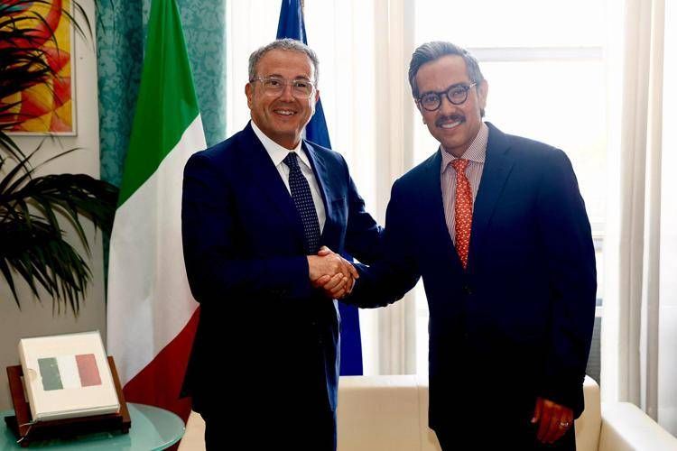 Mexico's ambassador Genaro Lozano (R) with Italy's foreign under-secretary Massimo Dell'Utri (L)