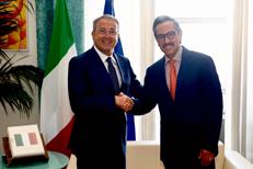 Mexico's ambassador Genaro Lozano (R) with Italy's foreign under-secretary Massimo Dell'Utri (L)