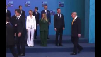 Meloni al vertice Nato, la premier nella foto di gruppo e l'arrivo di Trump - Video