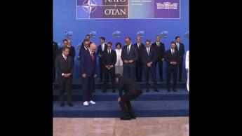 Trump 'boccia' le sneaker di Rama al vertice Nato - Video