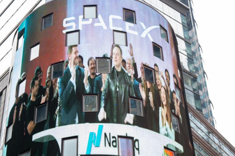 Il discorso di Elon Musk in occasione della quotazione di SpaceX al Nasdaq proiettato a Times Square (SOPA Images/Sipa USA)