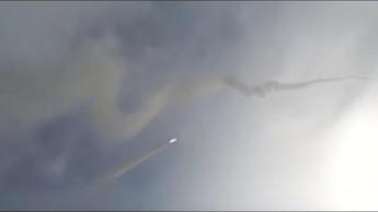 Iran colpisce basi americane in Kuwait e Bahrein, i video dei missili di Teheran
