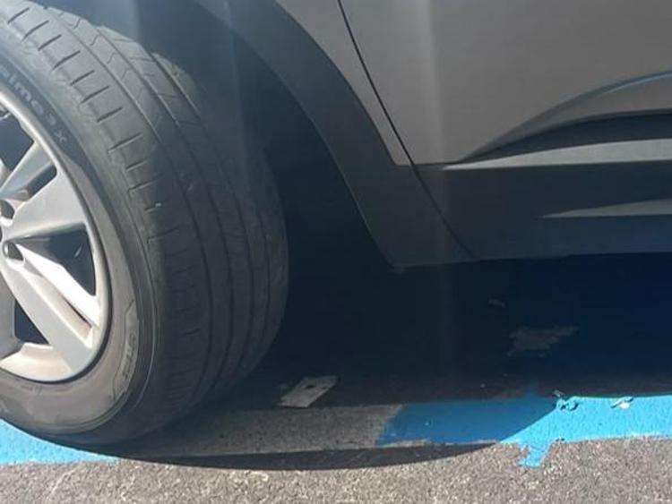 Le strisce rimaste bianche sotto le ruote dell'auto - foto di Stefano Angeloni