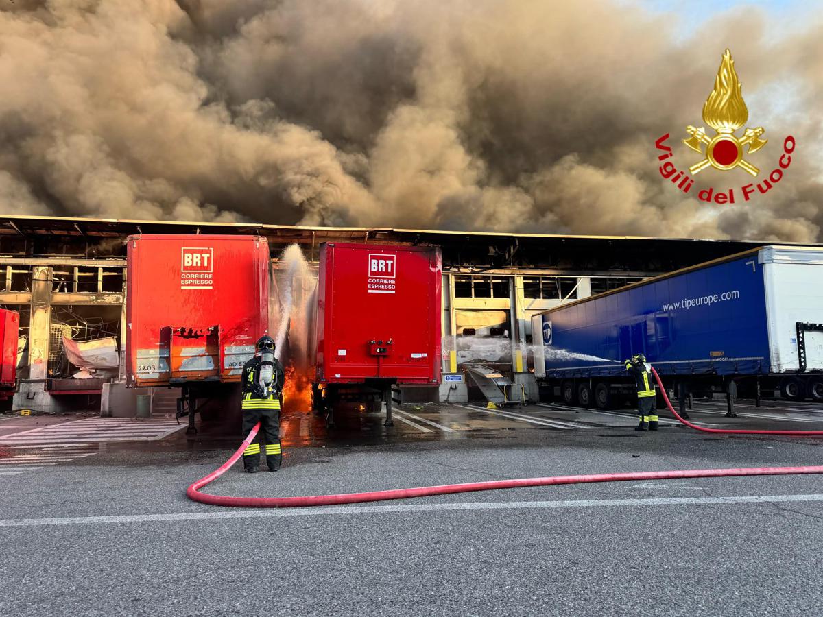 Incendio in deposito Bartolini a Milano: nube visibile in tutta la città