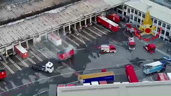 Incendio al deposito Bartolini, la nube nera avvolge Milano - Video