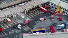 Incendio al deposito Bartolini, la nube nera avvolge Milano - Video