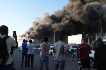 Milano, incendio in un capannone Bartolini e esplodono camion: città 'avvolta' dal fumo