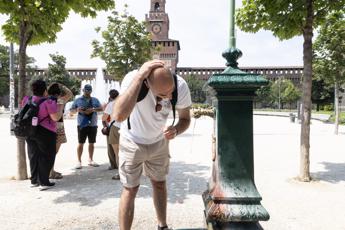Uomo si rinfresca per il caldo - (Ipa)
