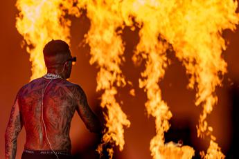 Sfera Ebbasta porta la trap a San Siro, è la notte di un nuovo inizio