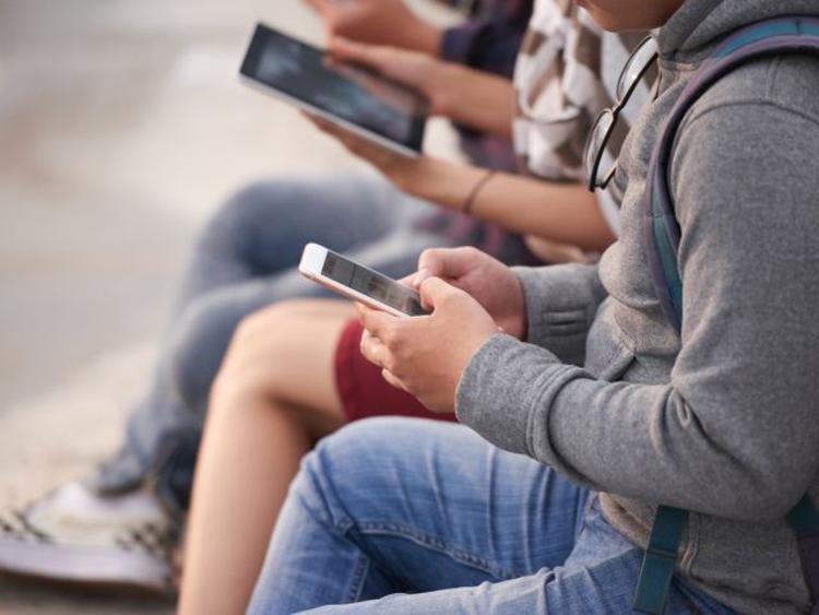 I giovani italiani si confidano con l'IA soprattutto sulla scuola più che in qualsiasi altro paese europeo, ma sono i meno propensi a seguirne i consigli.