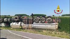 Udine, autocisterna piena di benzina si ribalta: l'operazione di travaso dei Vigili del Fuoco