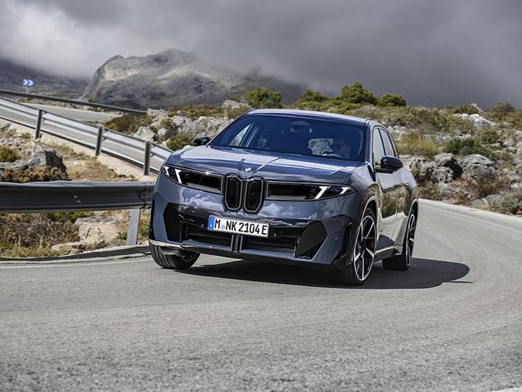 BMW iX3 conquista le cinque stelle Euro NCAP 2026
