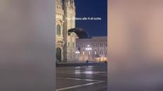 Si lancia dal Duomo di Milano con un paracadute, fermato 32enne - Video