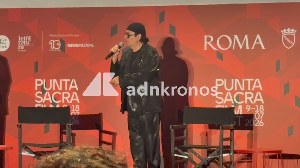 Renato Zero porta 'Ciao Nì' all'Idroscalo di Ostia: "C'è la mia sfrontatezza di aver sfidato case discografiche, sono come il cinto per l'ernia"