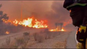 Incendio devastante in Andalusia, i vigili del fuoco cercano di domare le fiamme - Video