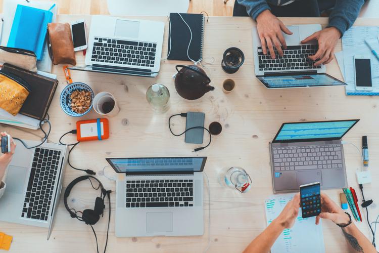 Ai riduce il burnout ma rischia di ampliare il deficit di connessione umana sul lavoro