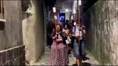 Prima processione digitale in Italia, il santo è uno schermo e i lumini sono smartphone - Video