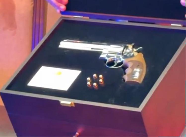 La pistola donata da Erdogan - (fermo immagine)