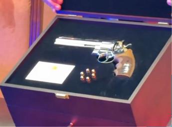 La pistola donata da Erdogan - (fermo immagine)