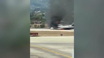 Grecia, caccia F-16 prende fuoco dopo atterraggio di emergenza a Zante - Video
