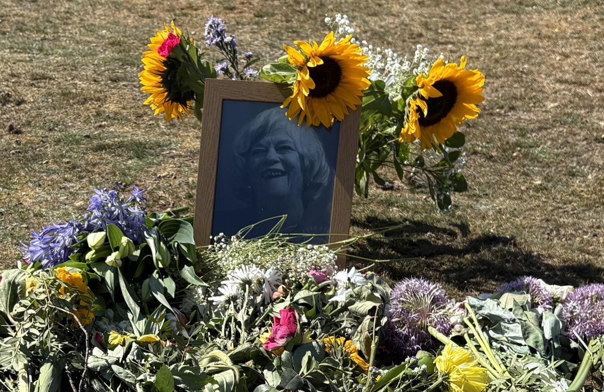 https://www.adnkronos.com/resources/02a7-21147ae8a4d5-04c184374955-1000/format/huge/annwiddecombe_morta_fiori_ipa_fg.jpeg