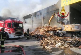 Ancora un rogo a Milano, scoppia incendio nella Polirecuperi srl - Video