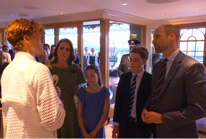 Sinner, il Re di Wimbledon incontra la Royal Family: "Giocate a tennis?"