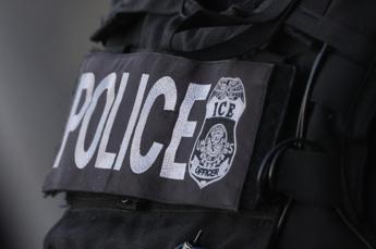 Sparatoria con agenti Ice nel Maine: ucciso un uomo