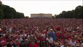 Norvegia torna a casa dopo i Mondiali, il 'row' con il principe e 90mila tifosi - Video