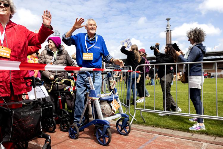 Partecipanti alla Marcia Nazionale con i Deambulatori allo Stadio Olimpico di Amsterdam. L'evento mira a promuovere il benessere fisico e mentale degli anziani.
 - Fotogramma/Ipa