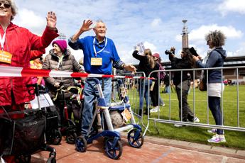 Partecipanti alla Marcia Nazionale con i Deambulatori allo Stadio Olimpico di Amsterdam. L'evento mira a promuovere il benessere fisico e mentale degli anziani.
 - Fotogramma/Ipa