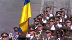 Ucraina, i soldati di Kiev sfilano nella parata di Parigi e Zelensky si commuove - Video