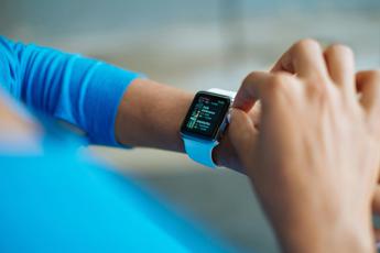 Le batterie degli smartwatch potranno restare non rimovibili, ha deciso l'Ue - Fotogramma/Ipa