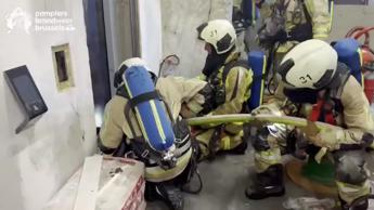 Incendio a Bruxelles, diversi morti e dispersi. L'intervento dei vigili del fuoco - Video