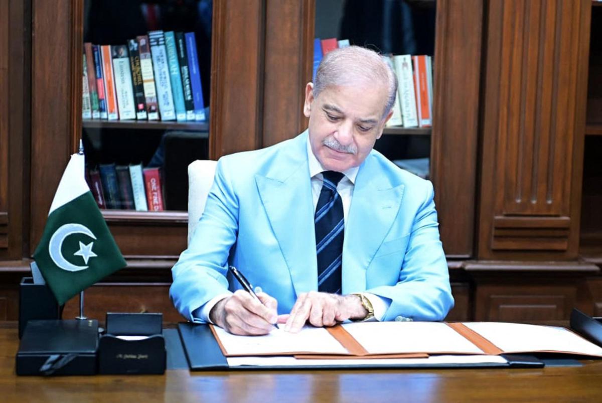https://www.adnkronos.com/resources/02a7-211af3e94eb1-8d6fa3ac675c-1000/format/huge/shehbaz_sharif_ipa.jpeg