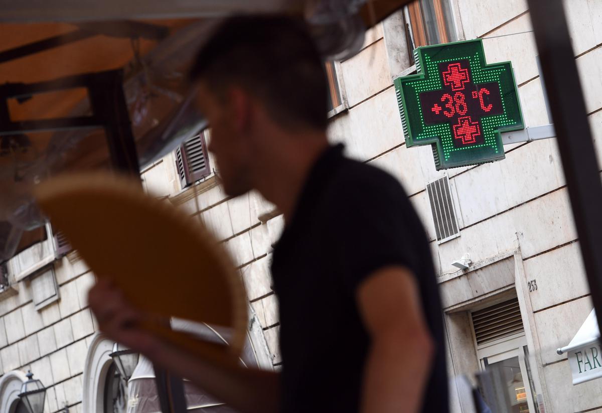 https://www.adnkronos.com/resources/02a7-211bab21498a-e3f570e95767-1000/format/huge/bollino_rosso_caldo_roma_fg.jpeg