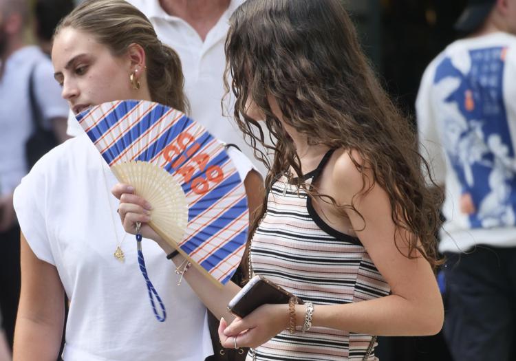 Ragazza con il ventaglio contro il caldo - (Ipa)
