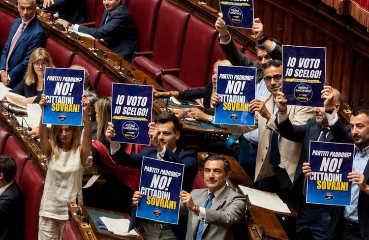 La protesta dei 'vannacciani' alla Camera - Adnkronos