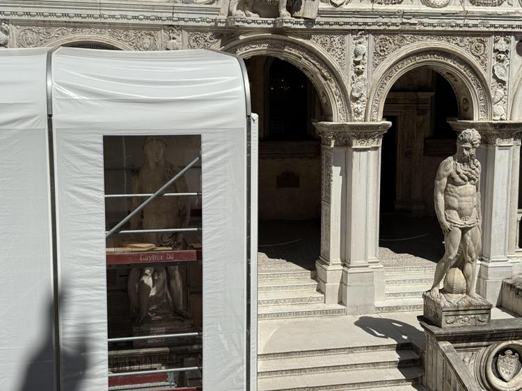 (Il restauro in corso della Scala dei Giganti - Ufficio stampa Fondazione Musei Civici)