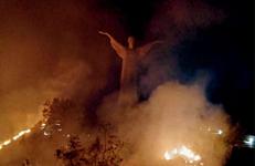 Fiamme lambiscono statua Cristo di Maratea - Regione Basilicata