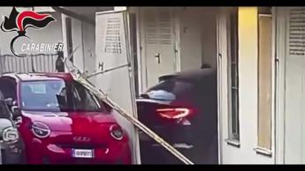 Blitz da film nel covo dei rapinatori, tenta la fuga usando l'auto come bulldozer - Video