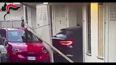 Blitz da film nel covo dei rapinatori, tenta la fuga usando l'auto come bulldozer - Video