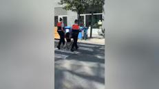 Bruxelles, il video dell'europarlamentare Scuderi trascinata dalla polizia: 