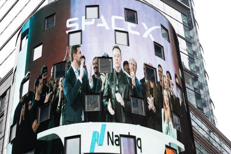 Times Square nel giorno della quotazione di SpaceX guidata da Elon Musk (Sipa Usa)