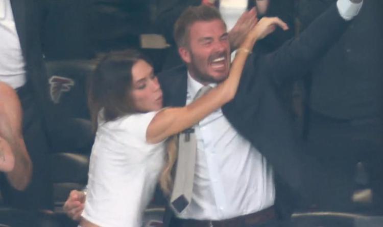 L'esultanza di Victoria e David Beckham - X