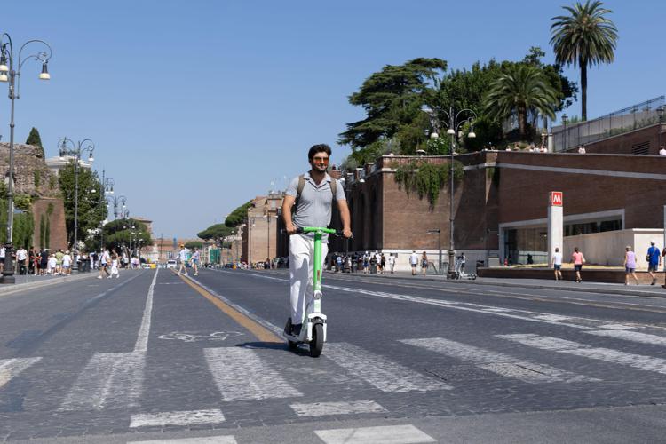 Uomo in monopattino - Ipa/Fotogramma 