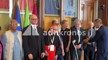 La strana coppia, Sharon Stone e Romano Prodi in Campidoglio tra sorrisi e complicità