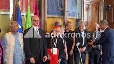 La strana coppia, Sharon Stone e Romano Prodi in Campidoglio tra sorrisi e complicità