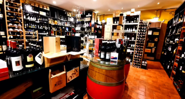 Nel cuore dei Castelli Romani, Ivo's Bar Enoteca celebra l'eccellenza del vino tra grandi etichette e cultura del gusto